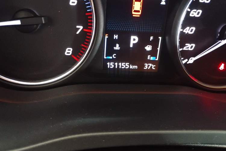 Used Mitsubishi Outlander 2016 2.4L 4x4 Elite Edition 5 Seats Odometer Close Up