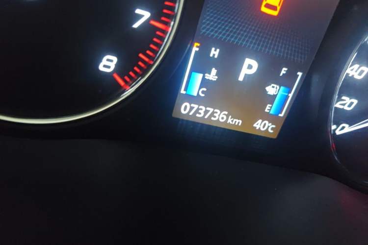 Used Mitsubishi Outlander 2016 2.4L 4x4 Elite Edition 5 Seats Odometer Close Up