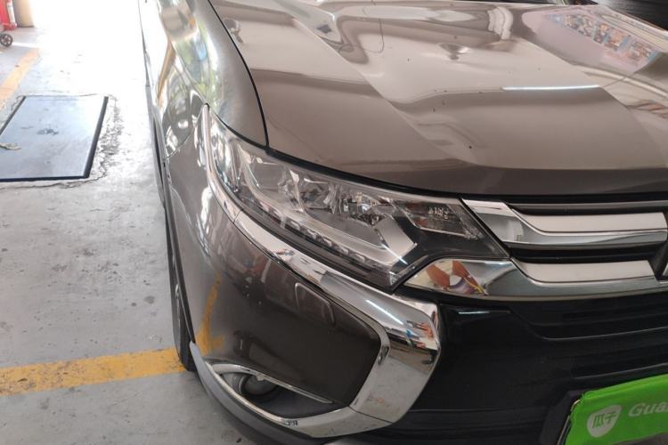 Used Mitsubishi Outlander 2016 2.4L 4x4 Elite Edition 5 Seats Right Front Headlight