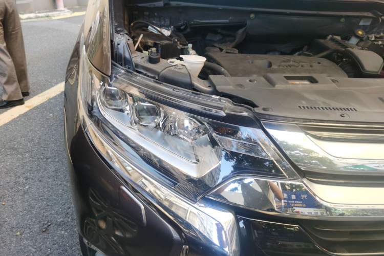 Used Mitsubishi Outlander 2016 2.4L 4x4 Elite Edition 5 Seats Right Front Headlight