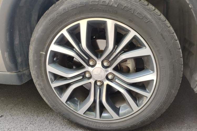 Used Mitsubishi Outlander 2016 2.4L 4x4 Elite Edition 5 Seats Right Front Wheel Hub