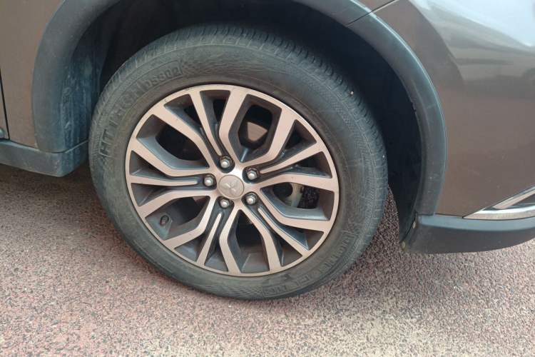Used Mitsubishi Outlander 2016 2.4L 4x4 Elite Edition 5 Seats Right Front Wheel Hub