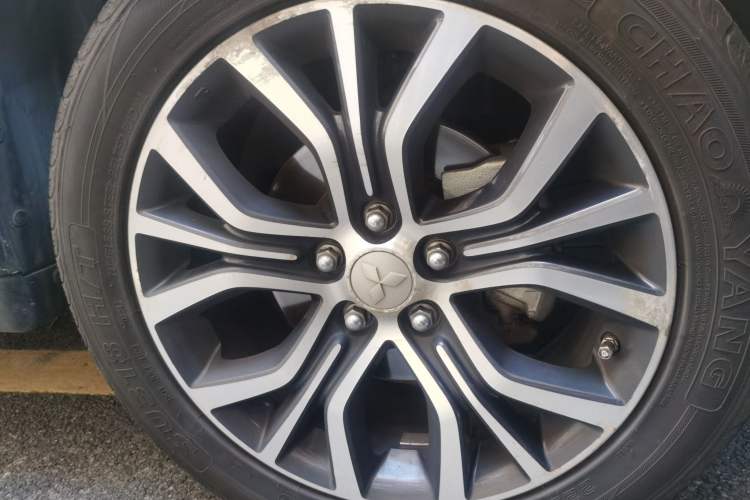 Used Mitsubishi Outlander 2016 2.4L 4x4 Elite Edition 5 Seats Right Front Wheel Hub