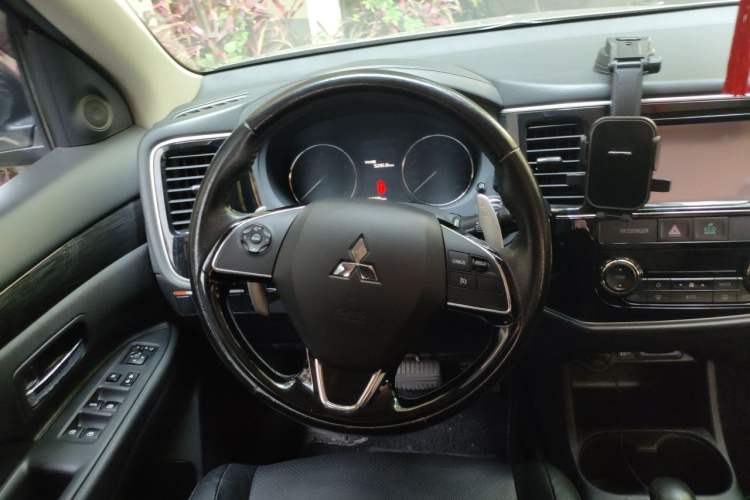 Used Mitsubishi Outlander 2016 2.4L 4x4 Elite Edition 5 Seats Steering Wheel