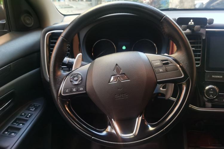 Used Mitsubishi Outlander 2016 2.4L 4x4 Elite Edition 5 Seats Steering Wheel