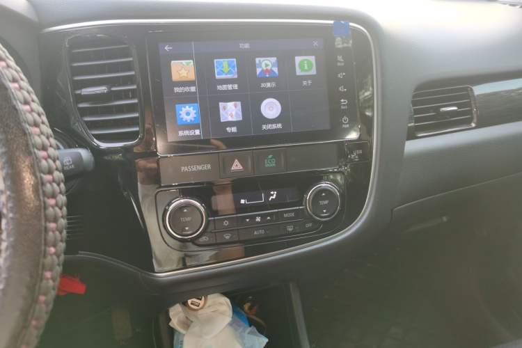 Used Mitsubishi Outlander 2016 2.4L 4x4 Luxury Edition 7-Seater Audio And AC Panel