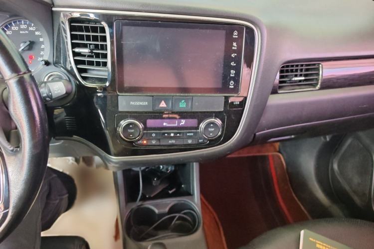 Used Mitsubishi Outlander 2016 2.4L 4x4 Elite Edition 5 Seats Audio And AC Panel