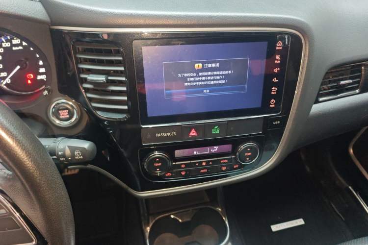 Used Mitsubishi Outlander 2016 2.4L 4x4 Elite Edition 5 Seats Audio And AC Panel