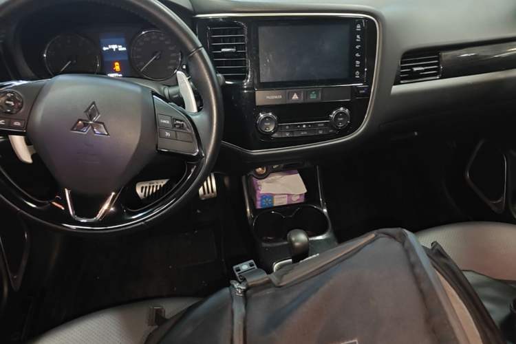 Used Mitsubishi Outlander 2016 2.4L 4x4 Elite Edition 5 Seats Audio And AC Panel