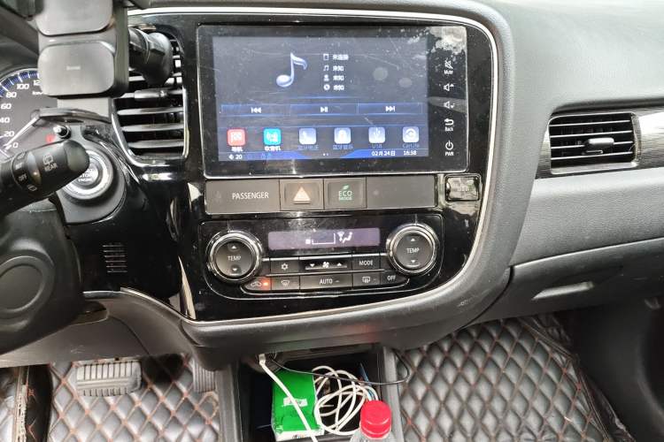 Used Mitsubishi Outlander 2016 2.4L 4x4 Luxury Edition 7-Seater Audio And AC Panel