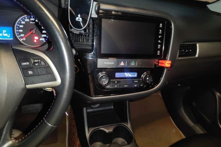 Used Mitsubishi Outlander 2016 2.0L Two-Wheel Drive Fashion Edition 5 Seats Audio And AC Panel