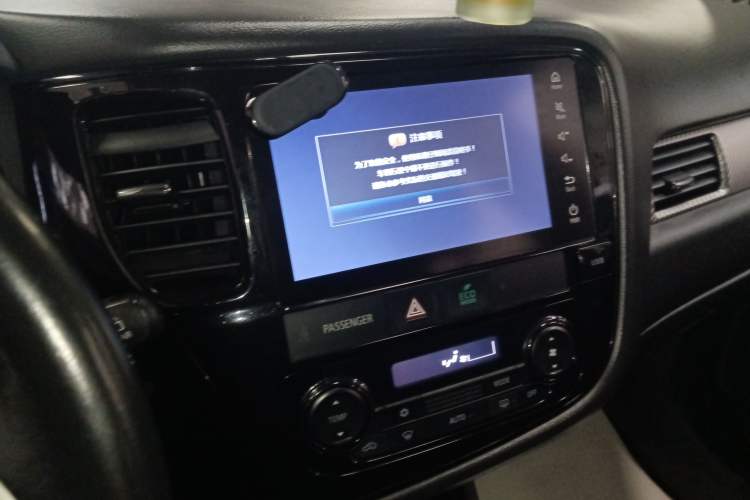 Used Mitsubishi Outlander 2016 2.0L Two-Wheel Drive Fashion Edition 5 Seats Audio And AC Panel