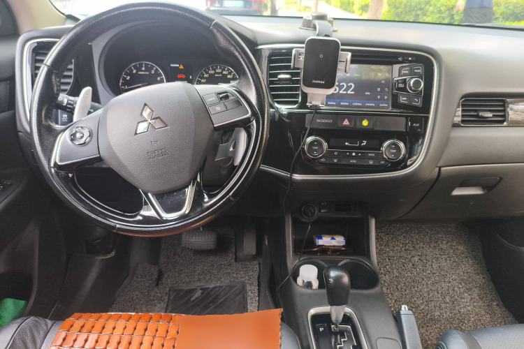 Used Mitsubishi Outlander 2016 2.4L 4x4 Elite Edition 5 Seats Center Console