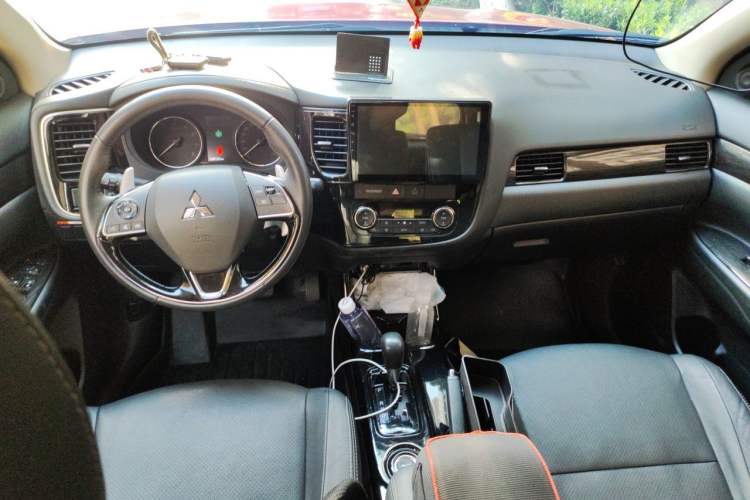 Used Mitsubishi Outlander 2016 2.4L 4x4 Luxury Edition 7-Seater Center Console