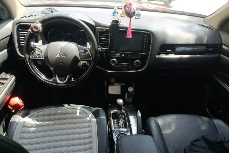 Used Mitsubishi Outlander 2016 2.4L 4x4 Elite Edition 5 Seats Center Console