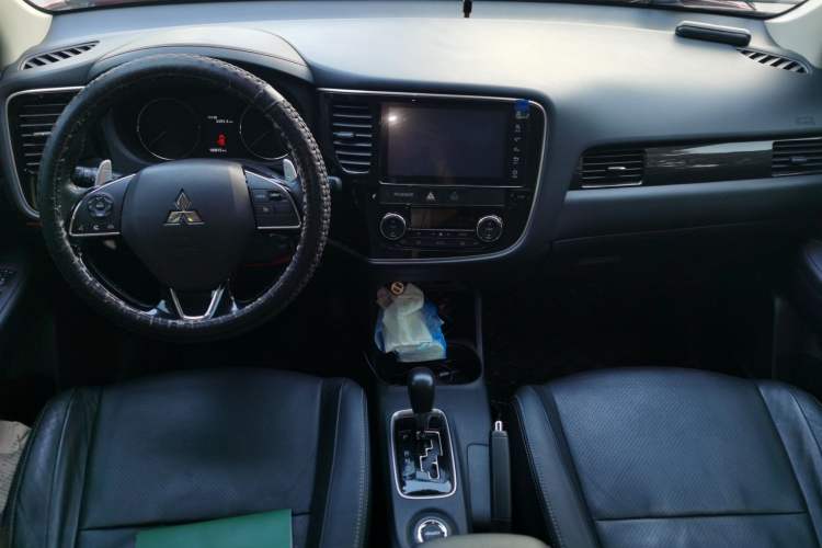 Used Mitsubishi Outlander 2016 2.4L 4x4 Luxury Edition 7-Seater Center Console