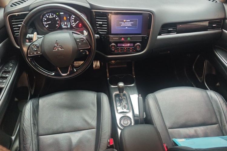 Used Mitsubishi Outlander 2016 2.4L 4x4 Elite Edition 5 Seats Center Console