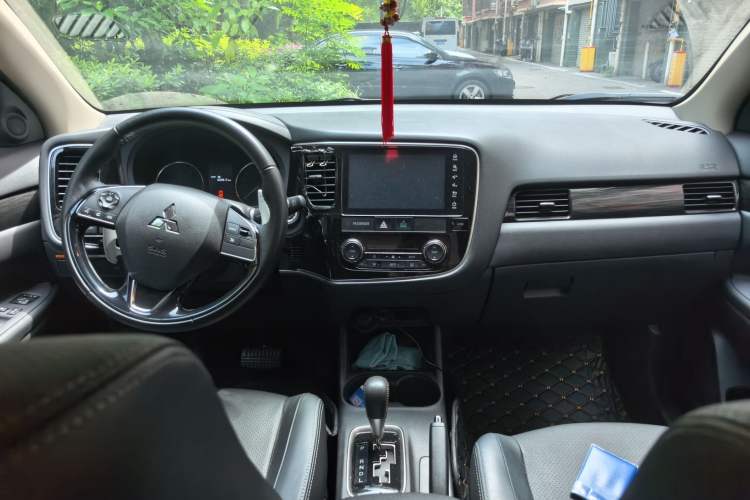 Used Mitsubishi Outlander 2016 2.4L 4x4 Elite Edition 5 Seats Center Console