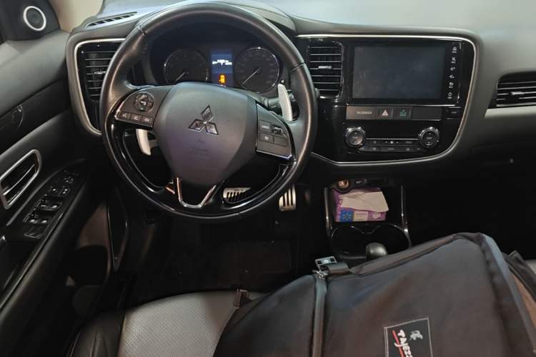 Used Mitsubishi Outlander 2016 2.4L 4x4 Elite Edition 5 Seats Center Console