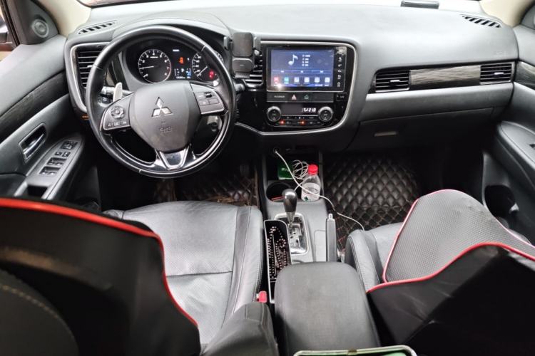 Used Mitsubishi Outlander 2016 2.4L 4x4 Luxury Edition 7-Seater Center Console