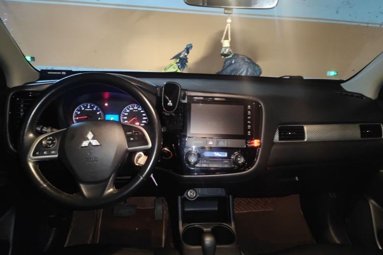 Used Mitsubishi Outlander 2016 2.0L Two-Wheel Drive Fashion Edition 5 Seats Center Console