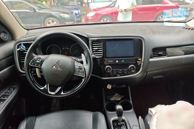 Used Mitsubishi Outlander 2016 2.4L 4x4 Elite Edition 5 Seats Center Console