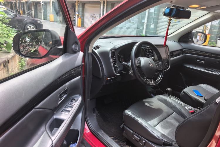 Used Mitsubishi Outlander 2016 2.4L 4x4 Elite Edition 5 Seats Driver Seat