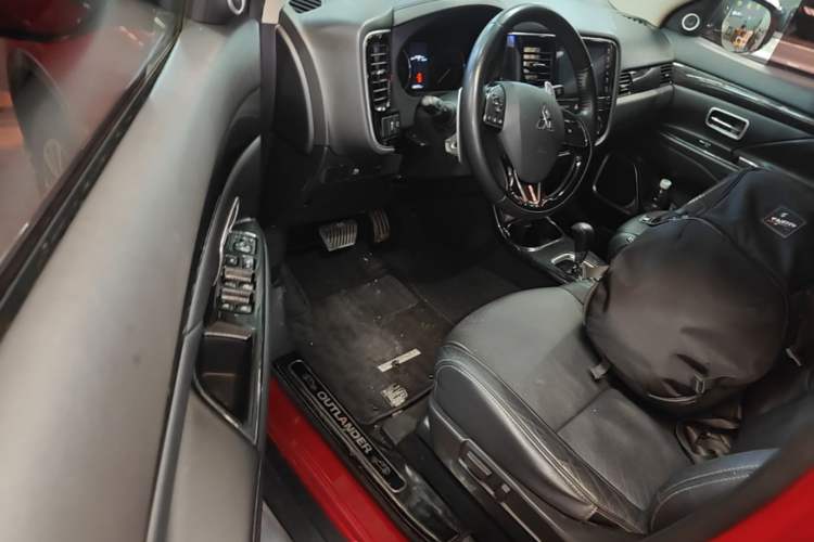 Used Mitsubishi Outlander 2016 2.4L 4x4 Elite Edition 5 Seats Driver Seat