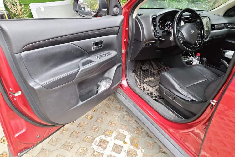 Used Mitsubishi Outlander 2016 2.4L 4x4 Luxury Edition 7-Seater Driver Seat
