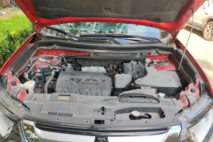 Used Mitsubishi Outlander 2016 2.4L 4x4 Luxury Edition 7-Seater Engine Bay