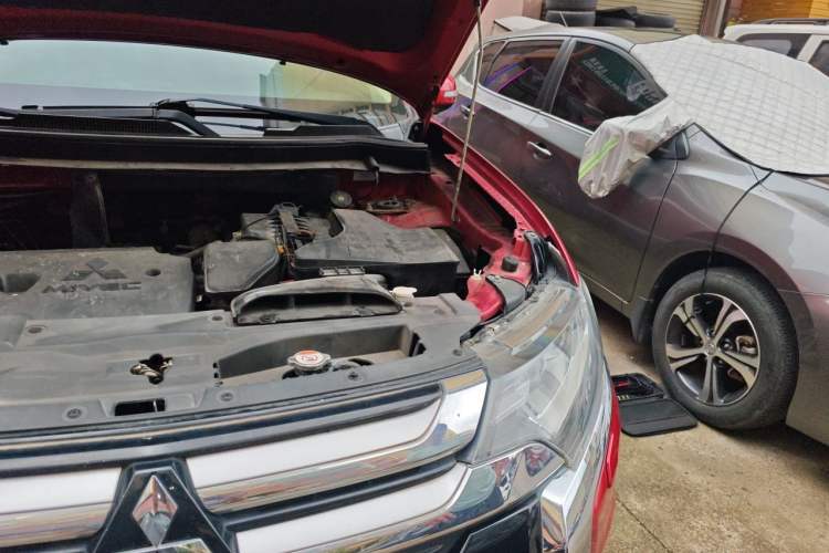 Used Mitsubishi Outlander 2016 2.4L 4x4 Elite Edition 5 Seats Engine Bay Left