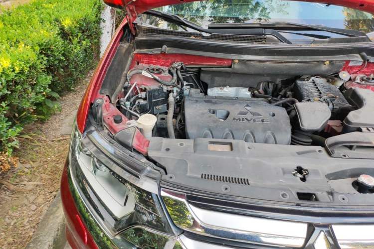 Used Mitsubishi Outlander 2016 2.4L 4x4 Luxury Edition 7-Seater Engine Bay Right