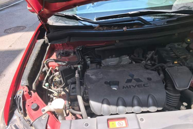 Used Mitsubishi Outlander 2016 2.4L 4x4 Elite Edition 5 Seats Engine Bay Right