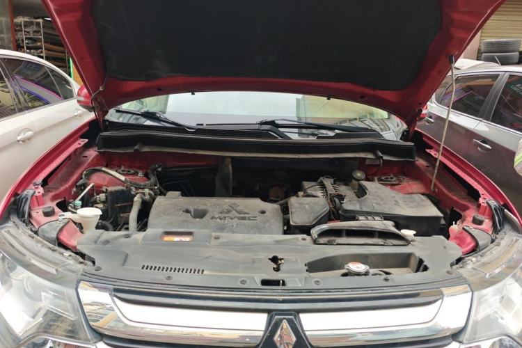 Used Mitsubishi Outlander 2016 2.4L 4x4 Elite Edition 5 Seats Engine Bay