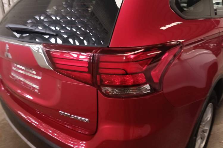 Used Mitsubishi Outlander 2016 2.0L Two-Wheel Drive Fashion Edition 5 Seats Exterior 2
