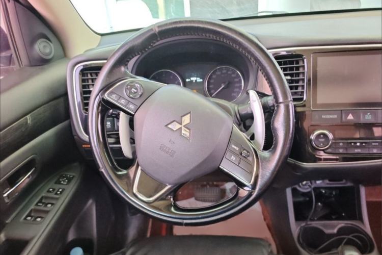 Used Mitsubishi Outlander 2016 2.4L 4x4 Elite Edition 5 Seats Exterior 5