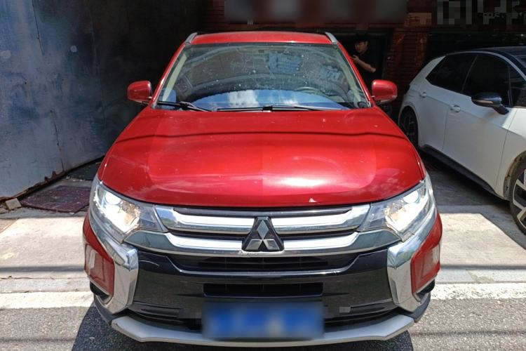 Used Mitsubishi Outlander 2016 2.0L Two-Wheel Drive Fashion Edition 5 Seats Front