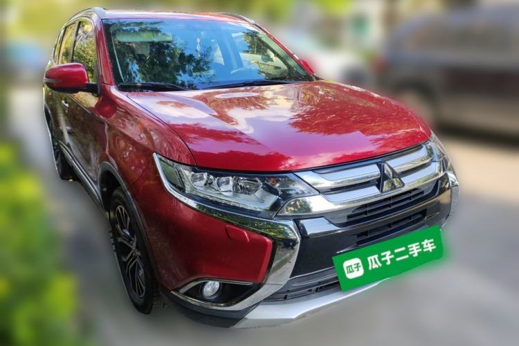 Used Mitsubishi Outlander 2016 2.4L 4x4 Luxury Edition 7-Seater Front Right 45 Deg