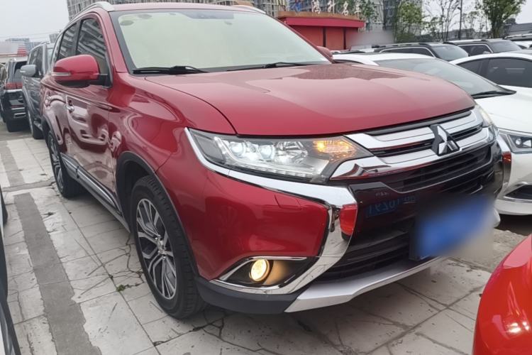 Used Mitsubishi Outlander 2016 2.4L 4x4 Elite Edition 5 Seats Front Right 45 Deg