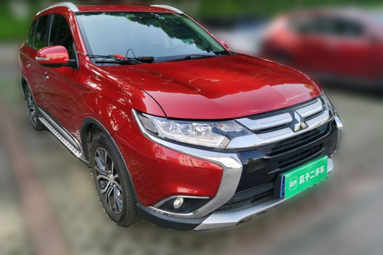 Used Mitsubishi Outlander 2016 2.4L 4x4 Luxury Edition 7-Seater Front Right 45 Deg