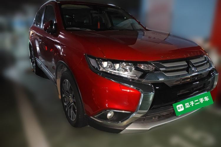 Used Mitsubishi Outlander 2016 2.4L 4x4 Elite Edition 5 Seats Front Right 45 Deg
