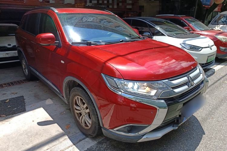 Used Mitsubishi Outlander 2016 2.0L Two-Wheel Drive Fashion Edition 5 Seats Front Right 45 Deg