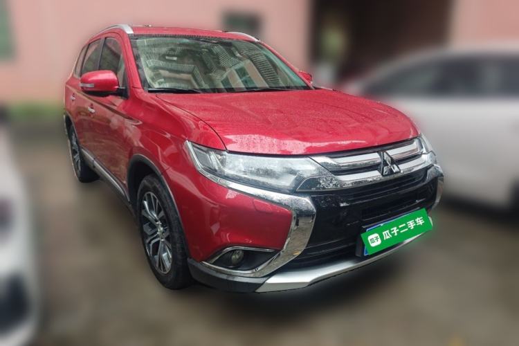 Used Mitsubishi Outlander 2016 2.4L 4x4 Elite Edition 5 Seats Front Right 45 Deg