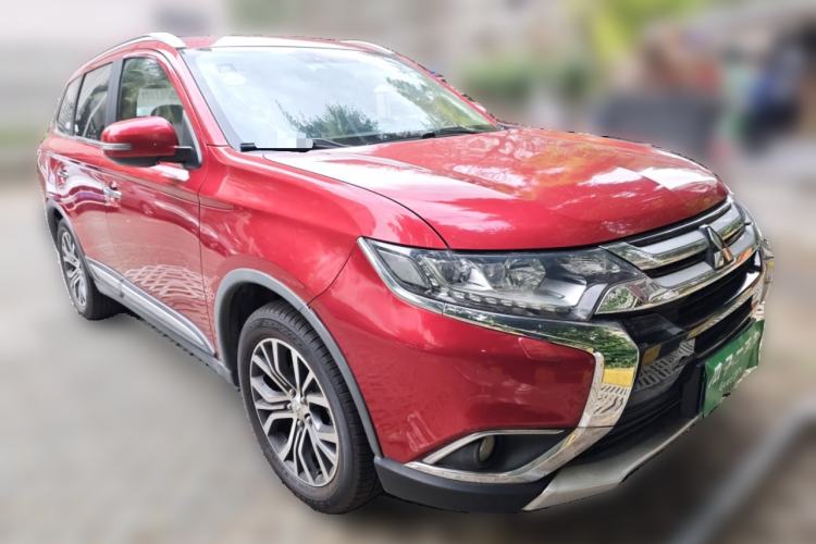 Used Mitsubishi Outlander 2016 2.4L 4x4 Luxury Edition 7-Seater Front Right 45 Deg