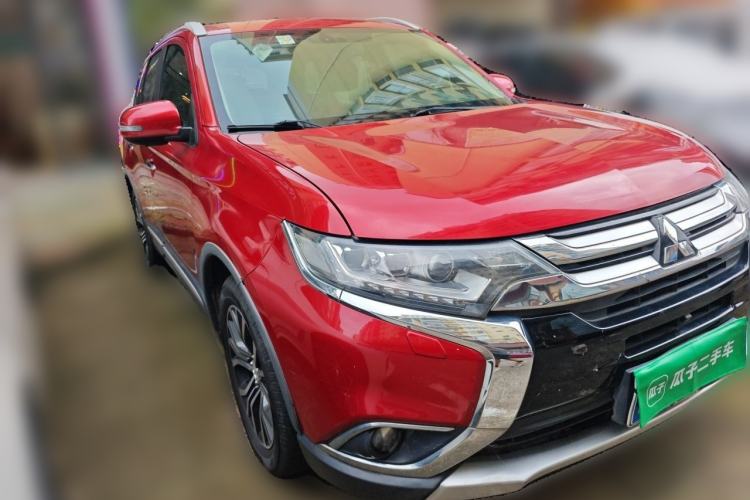Used Mitsubishi Outlander 2016 2.4L 4x4 Elite Edition 5 Seats Front Right 45 Deg