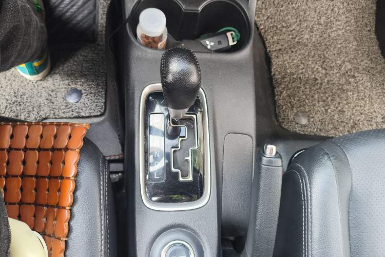 Used Mitsubishi Outlander 2016 2.4L 4x4 Elite Edition 5 Seats Gear Lever