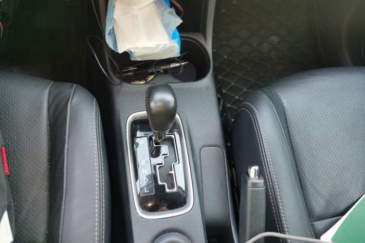 Used Mitsubishi Outlander 2016 2.4L 4x4 Luxury Edition 7-Seater Gear Lever
