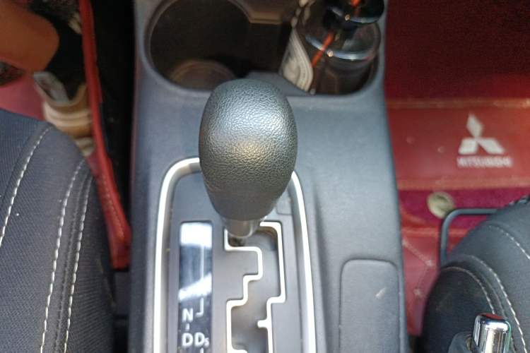 Used Mitsubishi Outlander 2016 2.0L Two-Wheel Drive Fashion Edition 5 Seats Gear Lever