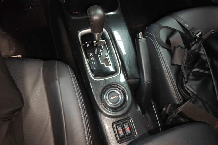 Used Mitsubishi Outlander 2016 2.4L 4x4 Elite Edition 5 Seats Gear Lever