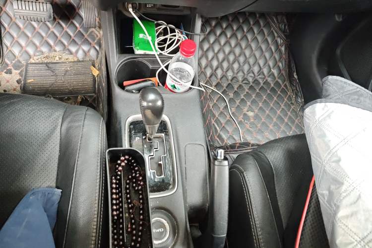 Used Mitsubishi Outlander 2016 2.4L 4x4 Luxury Edition 7-Seater Gear Lever